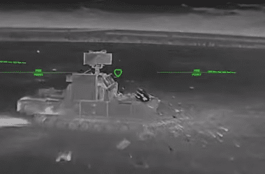 На Луганщині оператори БпЛА уразили зенітний ракетний комплекс «Тор»: кадри атаки