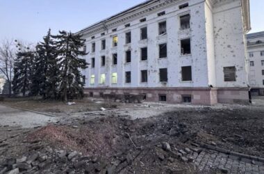 Окупанти скинули на центр Краматорська три 250-кілограмові бомби, постраждала жінка