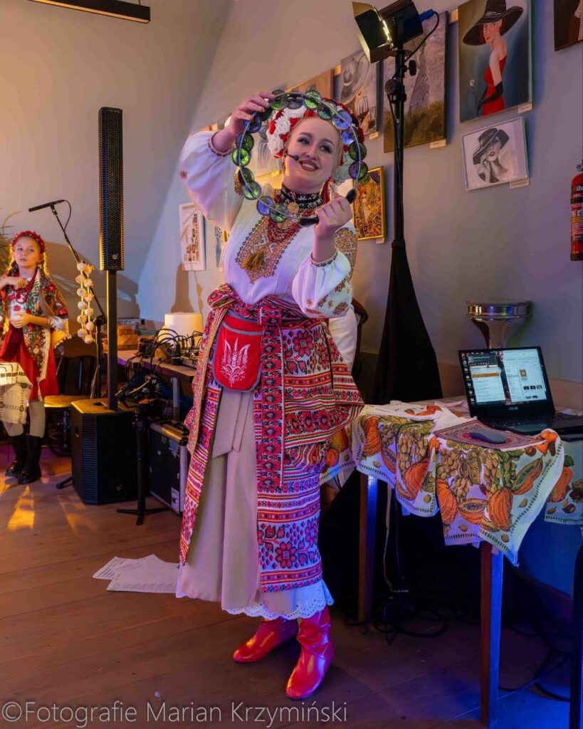 Почути голос бабусі з Камброду: як луганчанка Карина шукає автентичну музику регіону