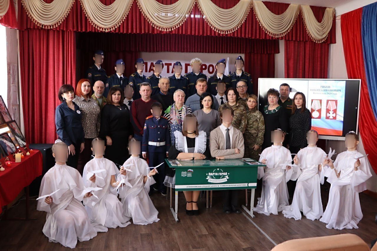 В школі у Кадіївці влаштували концерт з приводу відкриття “парти героя” випускнику-окупанту