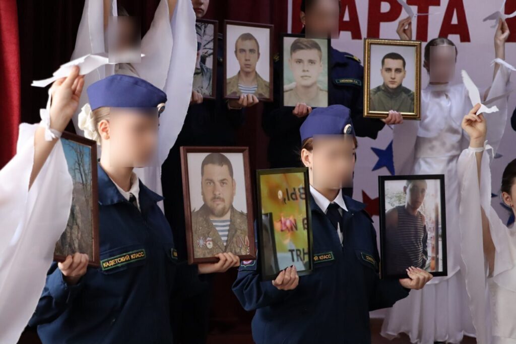 В школі у Кадіївці влаштували концерт з приводу відкриття “парти героя” випускнику-окупанту