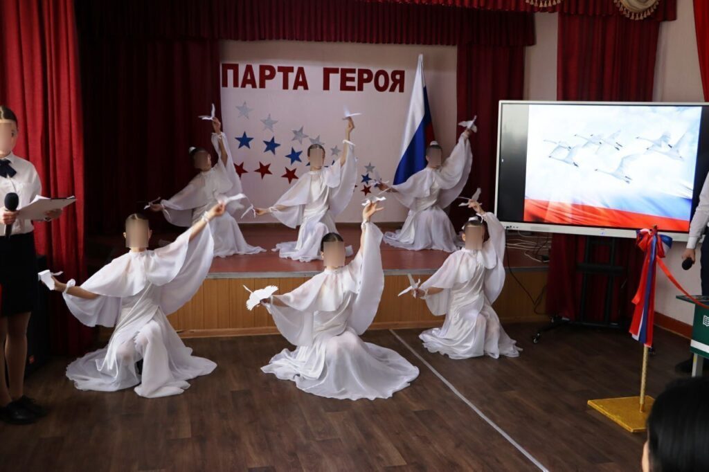В школі у Кадіївці влаштували концерт з приводу відкриття “парти героя” випускнику-окупанту
