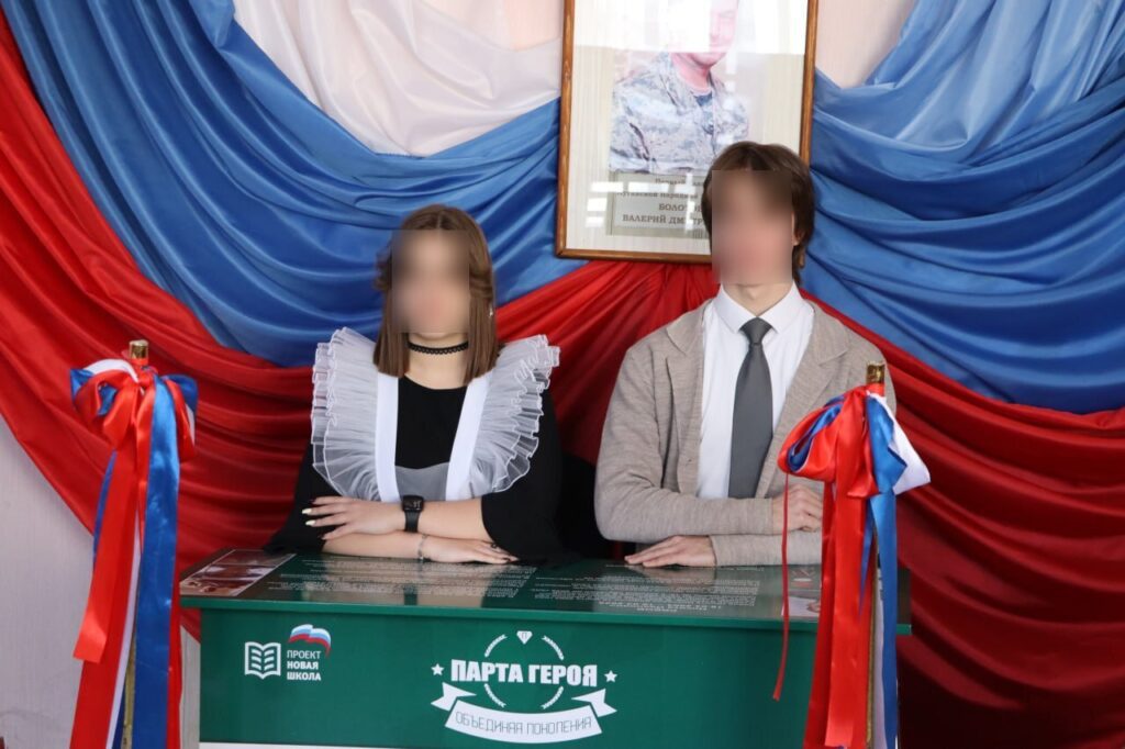 В школі у Кадіївці влаштували концерт з приводу відкриття “парти героя” випускнику-окупанту