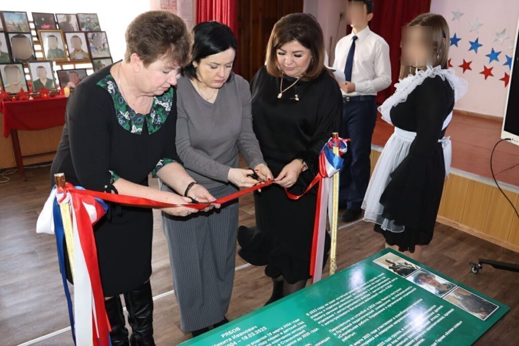 В школі у Кадіївці влаштували концерт з приводу відкриття “парти героя” випускнику-окупанту