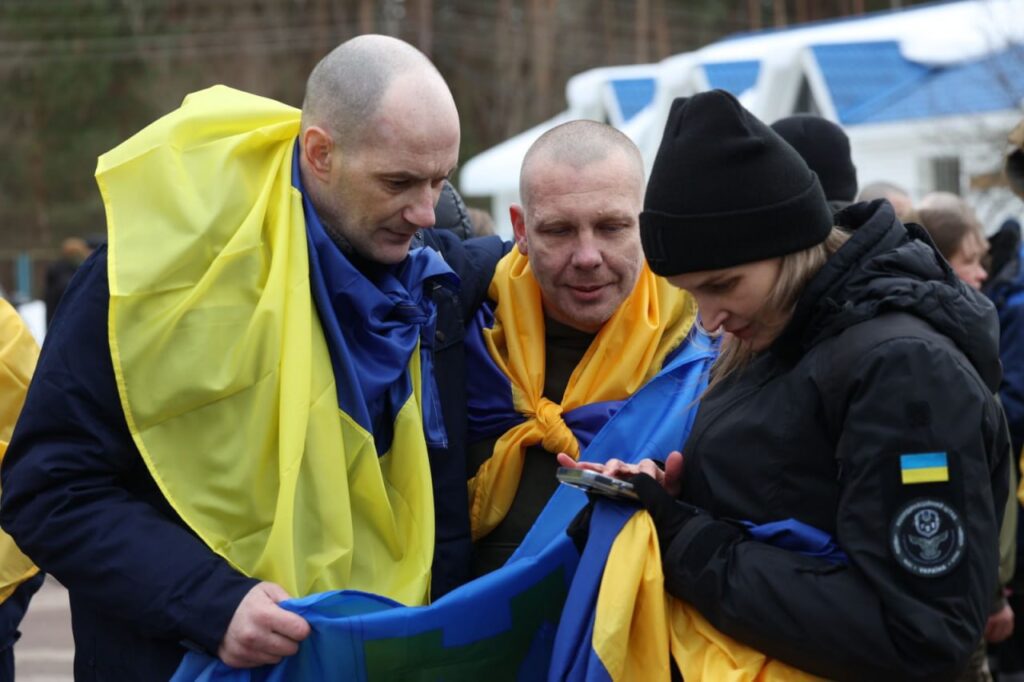 З&rsquo;явилися фото обміну полоненими 200 на 200 між Україною та Росією