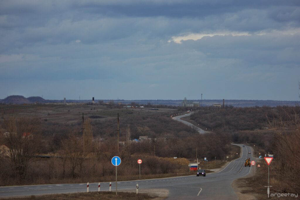 В мережі з&rsquo;явилися свіжі кадри окупованого Алчевська: вітряки посеред степу досі працюють