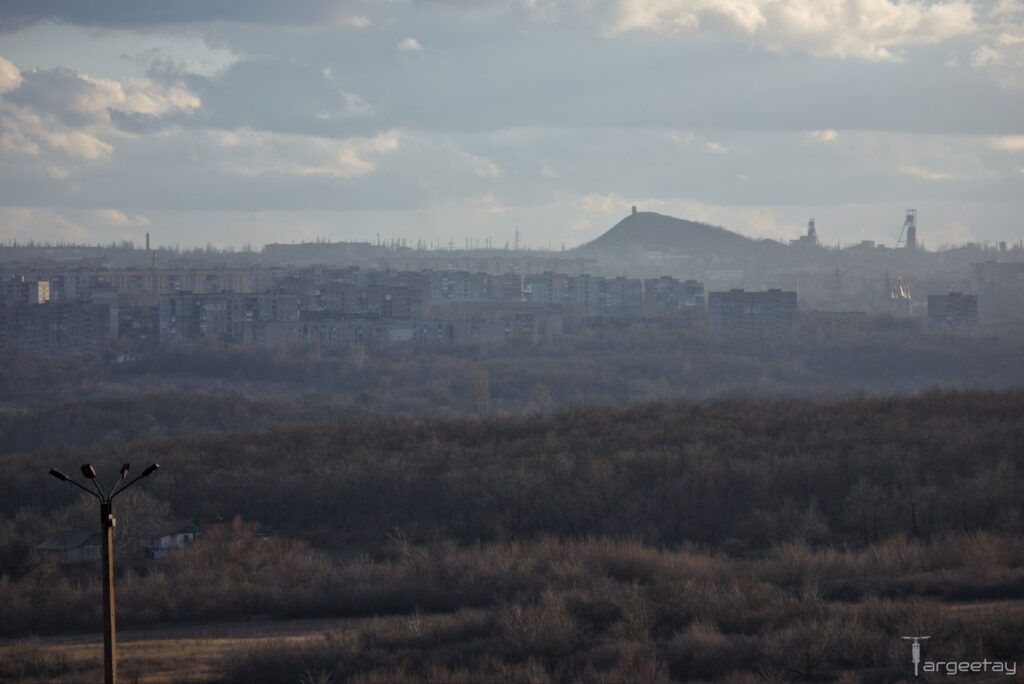 В мережі з&rsquo;явилися свіжі кадри окупованого Алчевська: вітряки посеред степу досі працюють