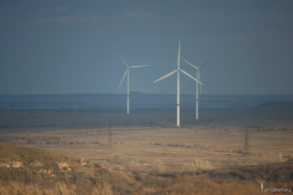 В мережі з&rsquo;явилися свіжі кадри окупованого Алчевська: вітряки посеред степу досі працюють