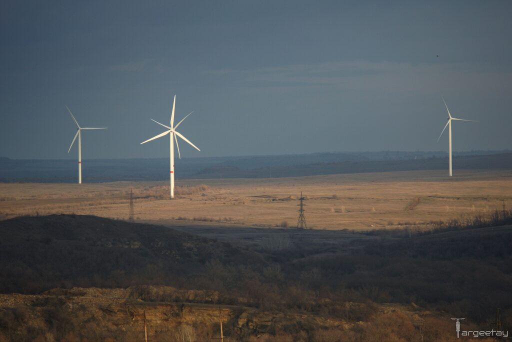 В мережі з&rsquo;явилися свіжі кадри окупованого Алчевська: вітряки посеред степу досі працюють