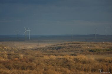 В мережі з&rsquo;явилися свіжі кадри окупованого Алчевська: вітряки посеред степу досі працюють
