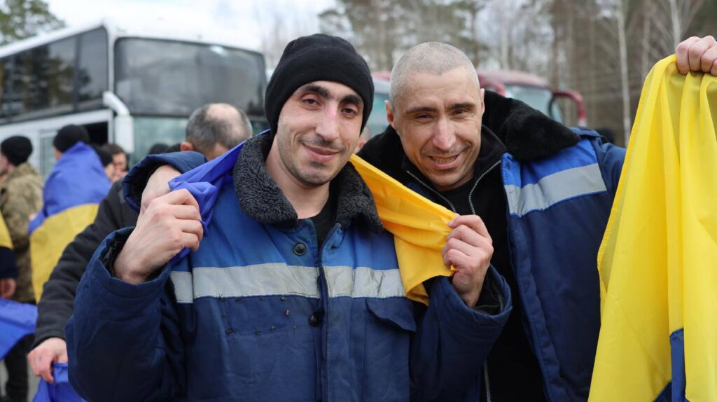 З російського полону повернули ще 300 військових. Кадри зворушливої зустрічі