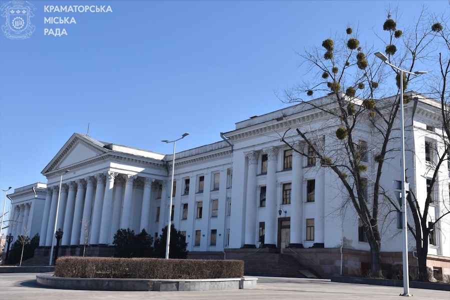 Окупанти скинули на центр Краматорська три 250-кілограмові бомби, постраждала жінка