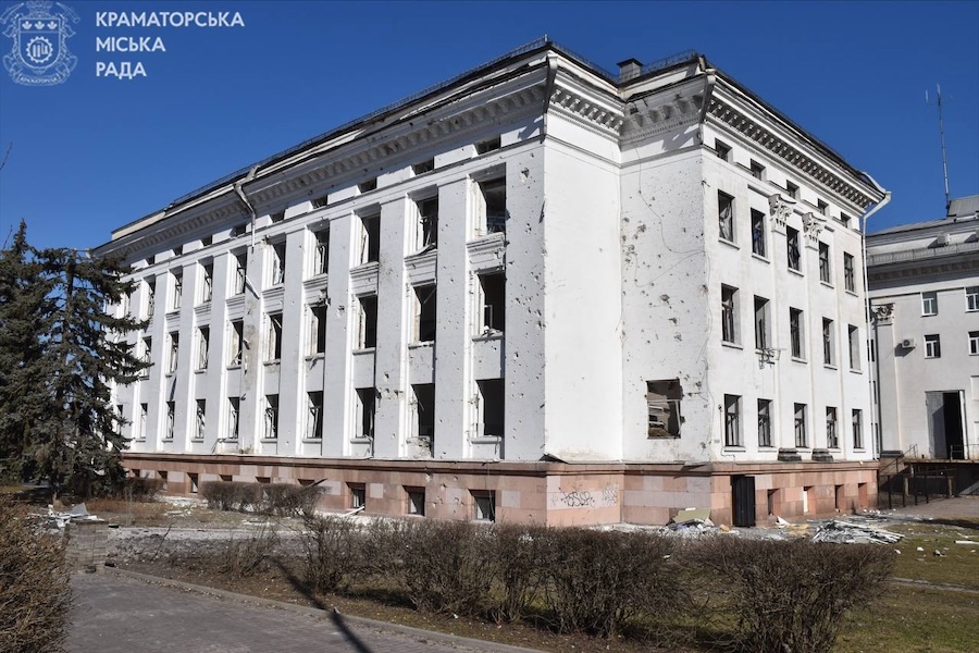 Окупанти скинули на центр Краматорська три 250-кілограмові бомби, постраждала жінка