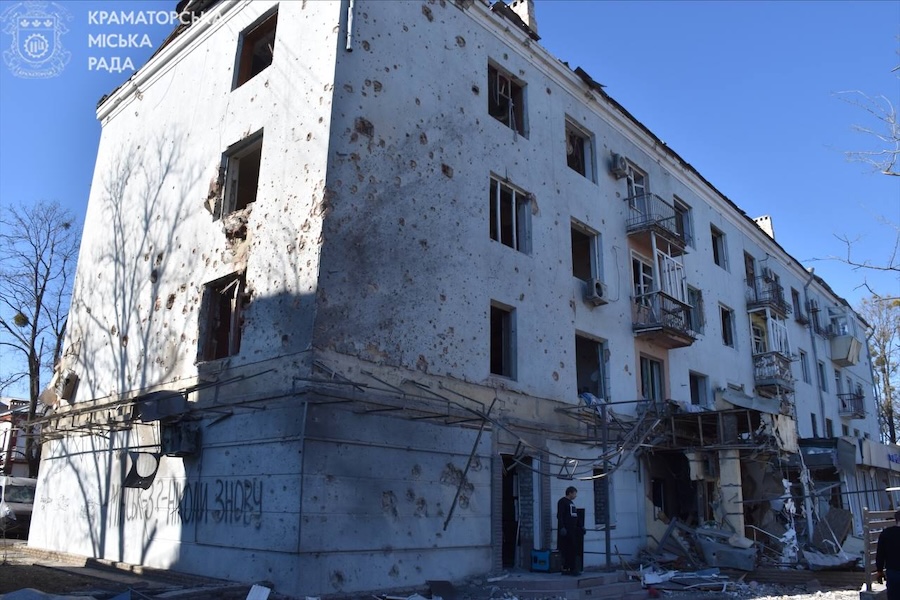 Окупанти скинули на центр Краматорська три 250-кілограмові бомби, постраждала жінка