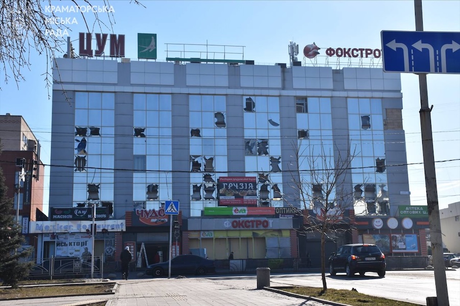 Окупанти скинули на центр Краматорська три 250-кілограмові бомби, постраждала жінка