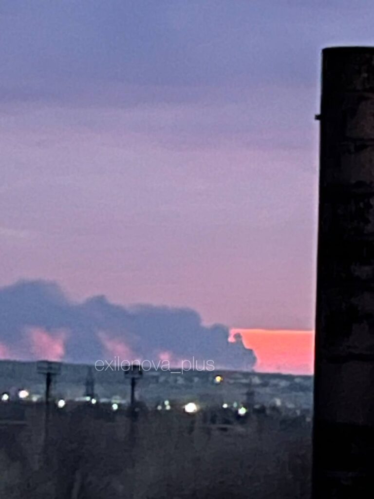 У Луганську після нічних вибухів сталася пожежа, заграва тривала до ранку