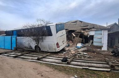 У Марківці рейсовий автобус, що прямував у Москву, влетів у подвір’я
