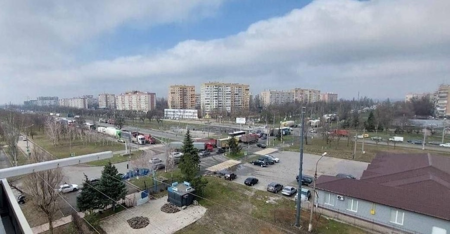 На окупованій Донеччині помітили десятки вантажівок, які вивозять зерно до РФ для посівної