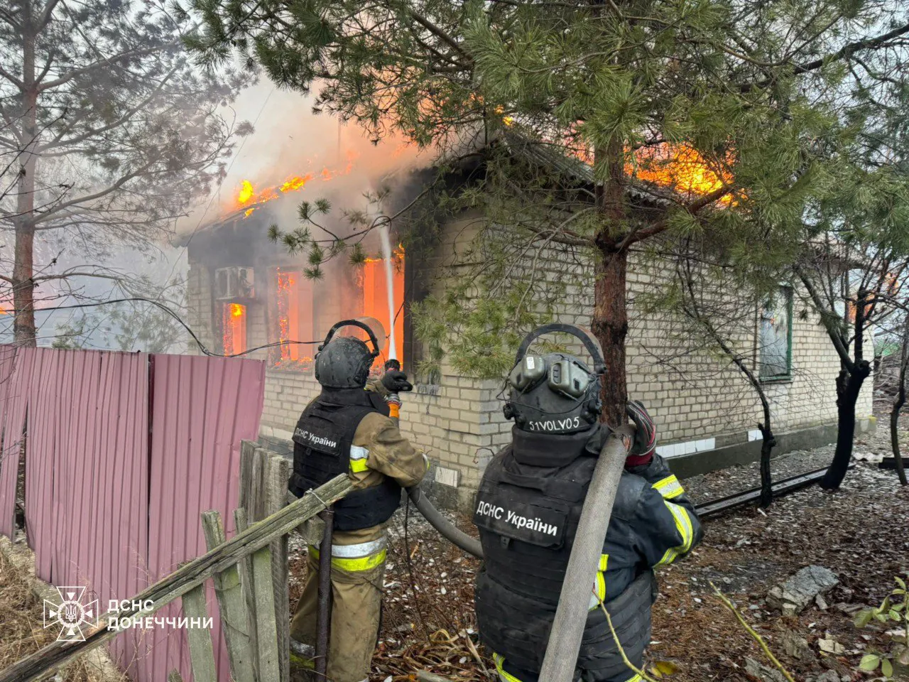 Окупанти атакували Удачне на Донеччині: рятувальники потрапили під повторний обстріл