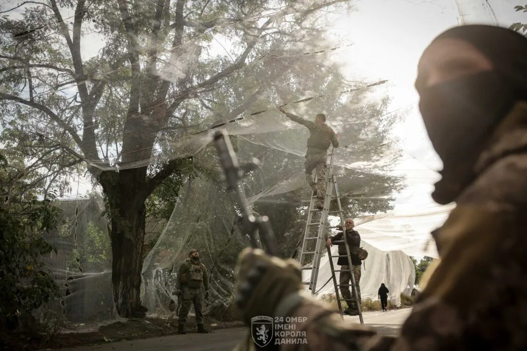 Військові показали, як захищають дороги Костянтинівки сітками від дронів