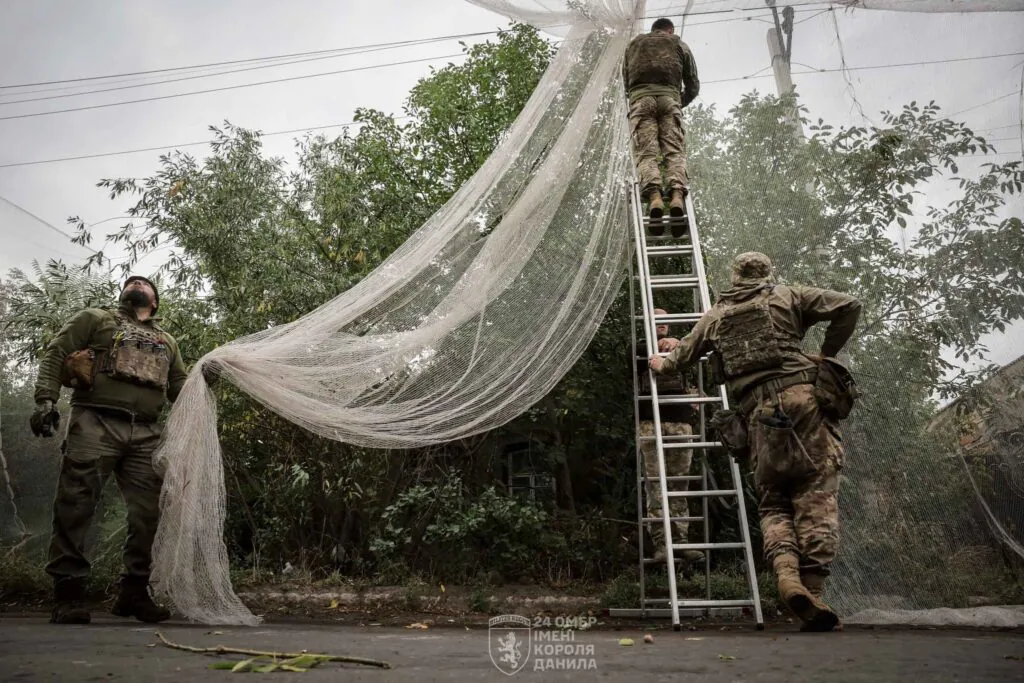 Військові показали, як захищають дороги Костянтинівки сітками від дронів