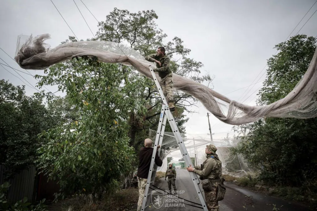 Військові показали, як захищають дороги Костянтинівки сітками від дронів