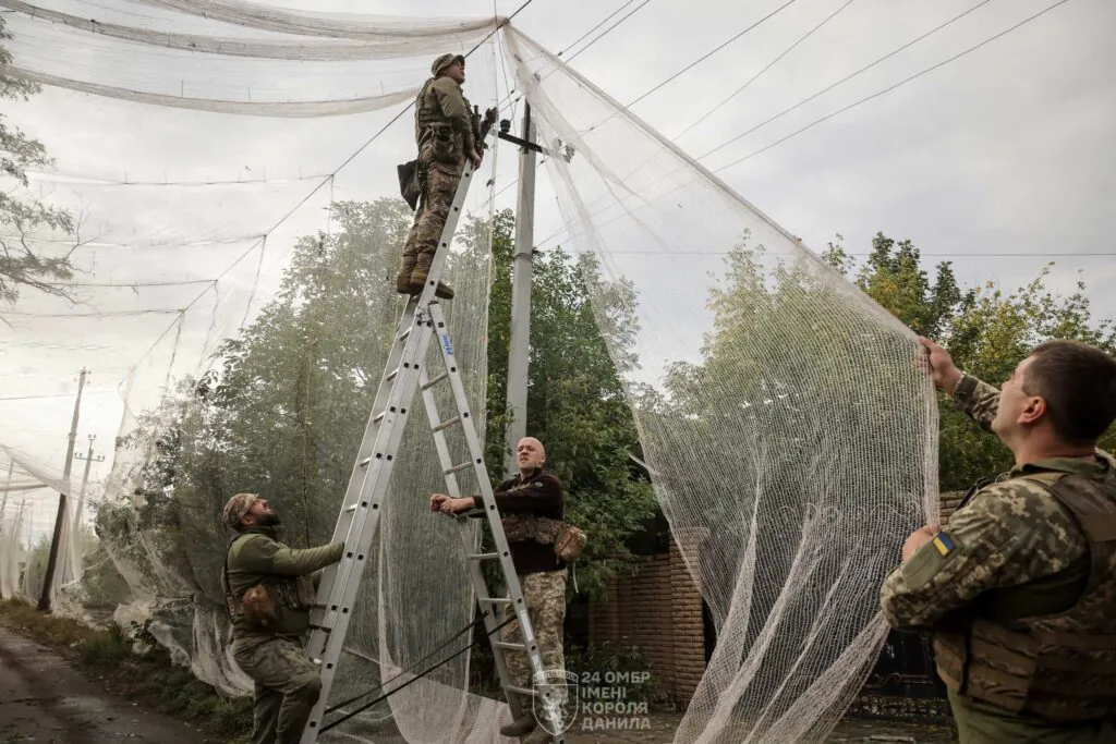 Військові показали, як захищають дороги Костянтинівки сітками від дронів