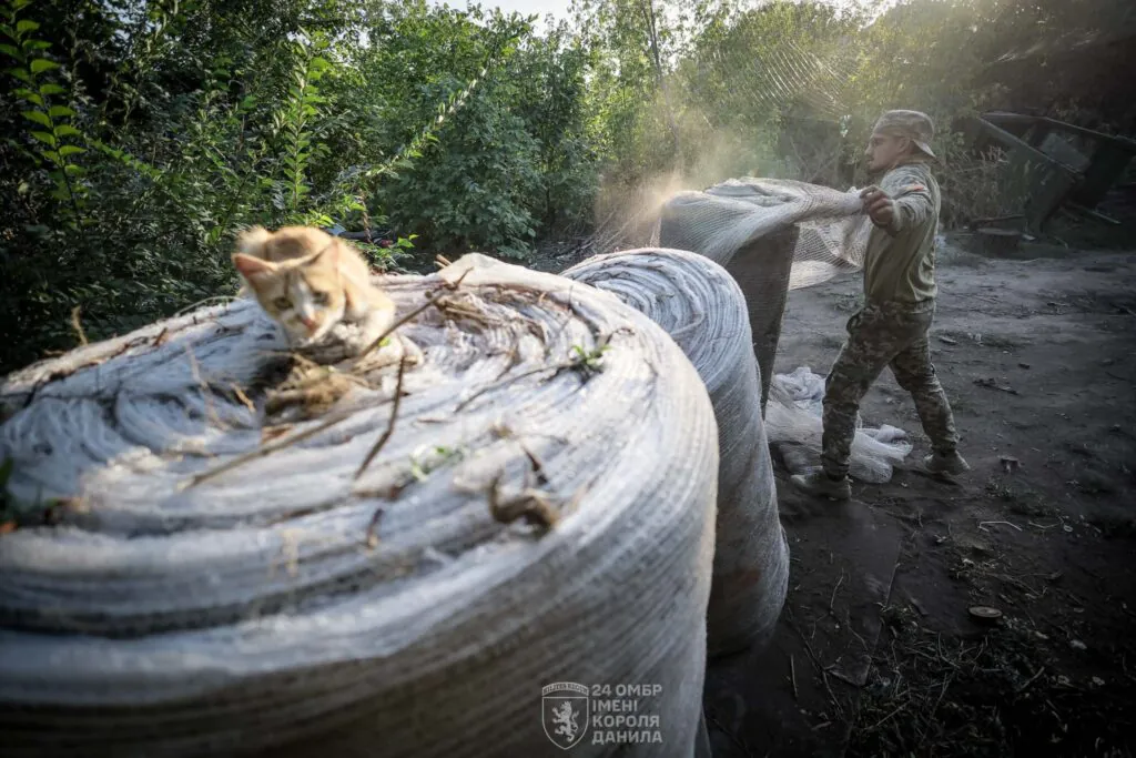 Військові показали, як захищають дороги Костянтинівки сітками від дронів