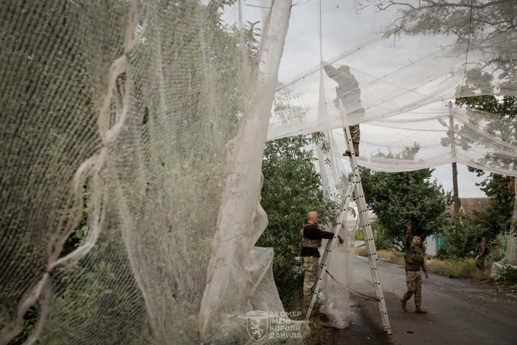 Військові показали, як захищають дороги Костянтинівки сітками від дронів