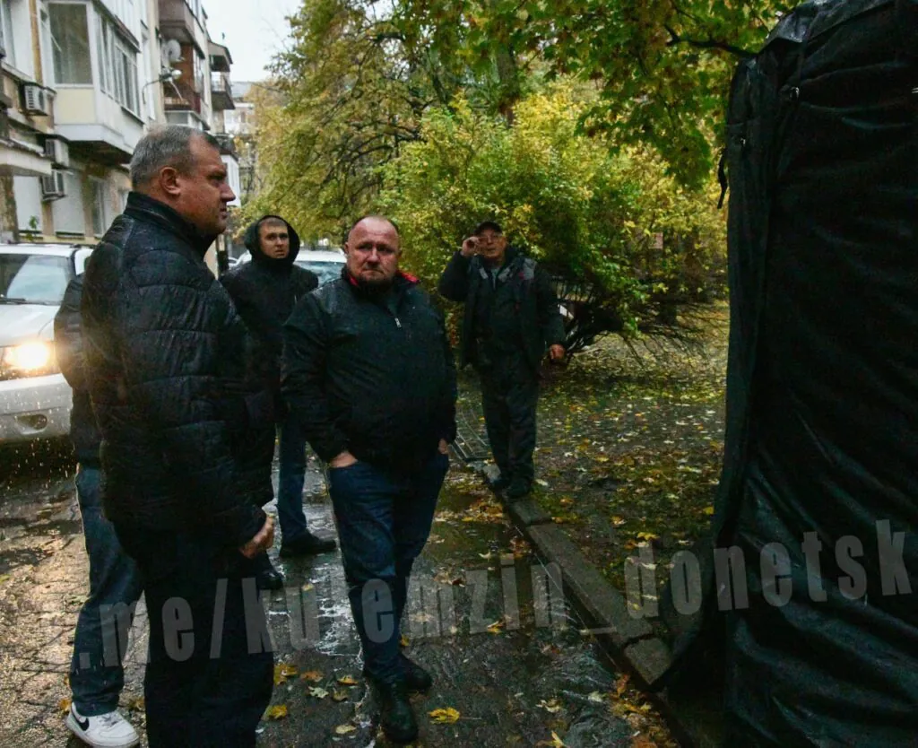 В окупованому Донецьку намагаються захистити діжки з водою перед холодами