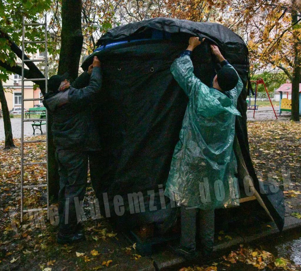 В окупованому Донецьку намагаються захистити діжки з водою перед холодами