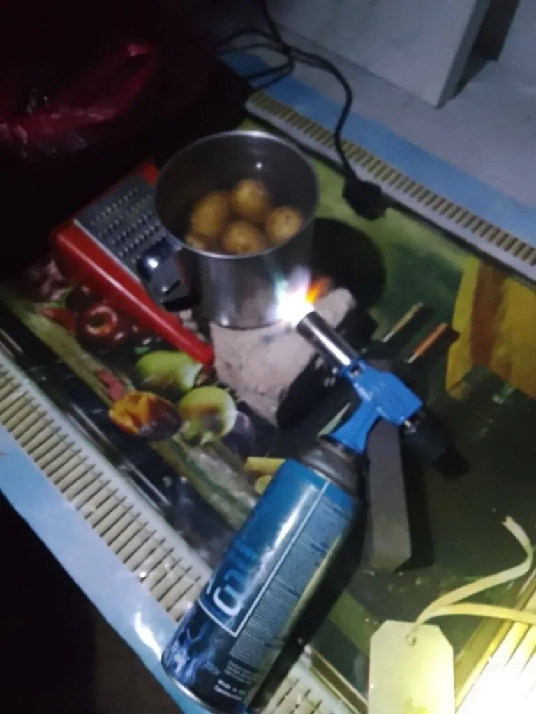 У Донецьку через удари по ТЕС введено режим надзвичайної ситуації: У Макіївку везуть генератор, люди показують знеструмлене місто